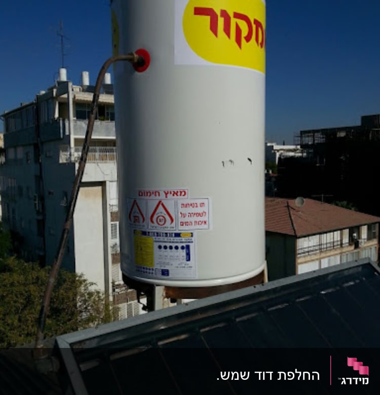 דוד שמש על גג עם צינור חיבור